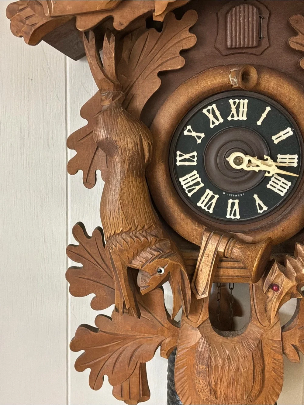 E Schmeckenbecher 1970 Black Forest 8 Day Cuckoo Clock Deer Rabbit Pheasant Guns